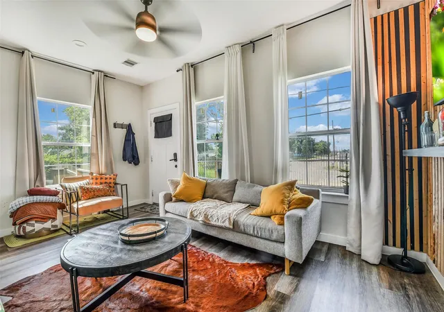 Listing Photo 4 - Condo for sale in building located at 7119 Palestine St, Houston, TX 77020