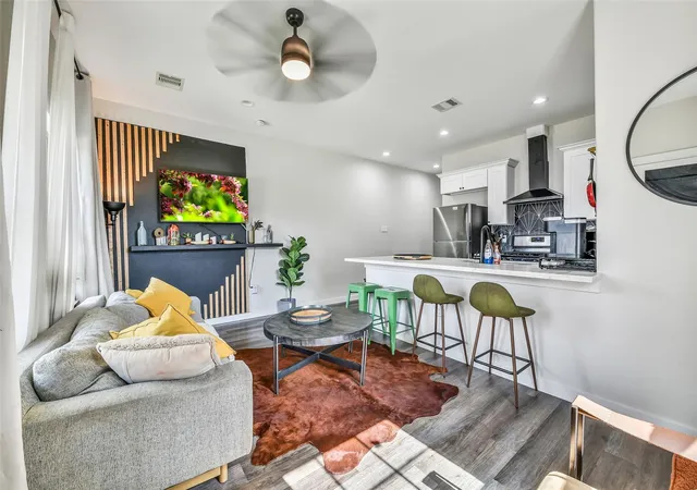 Listing Photo 5 - Condo for sale in building located at 7119 Palestine St, Houston, TX 77020