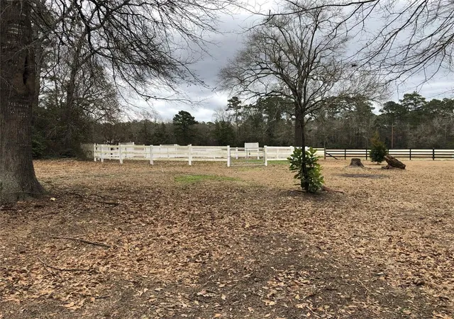 Photo 3 of Single family home for sale at 16581 Interstate 45 N, Willis, TX 77318 | MLS# 92347985 | Listing updated on 2025-12-17