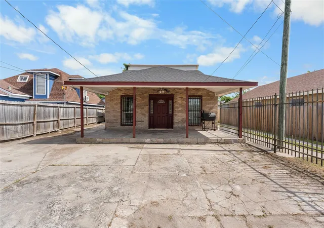 Photo 2 of Sale Pending at 6917 Palestine St, Houston, TX 77020 | MLS# 33432061 | Listing updated on 2026-09-03