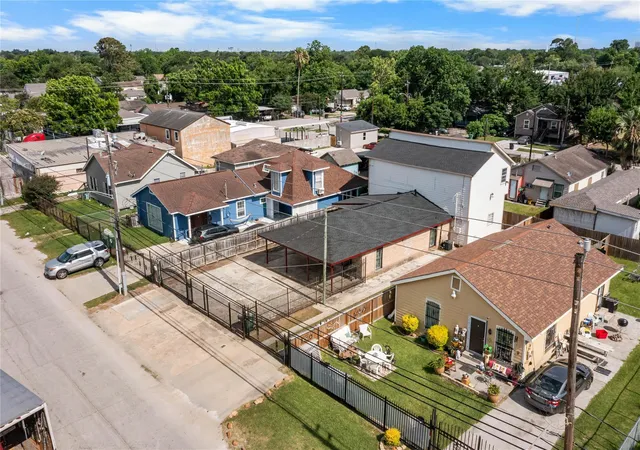 Photo 3 of Sale Pending at 6917 Palestine St, Houston, TX 77020 | MLS# 33432061 | Listing updated on 2026-09-03