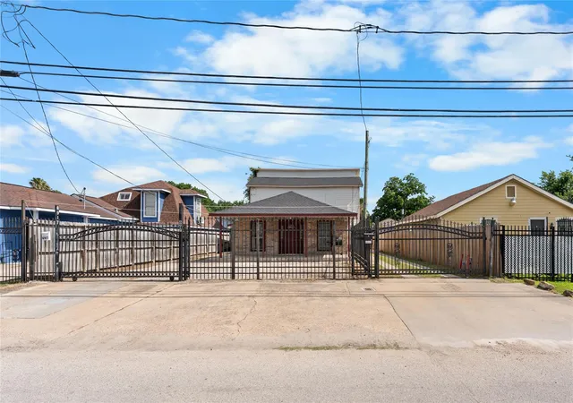 Listing Photo 4 - Condo for sale in building located at 6917 Palestine St, Houston, TX 77020