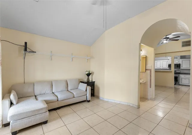 Listing Photo 5 - Condo for sale in building located at 6917 Palestine St, Houston, TX 77020