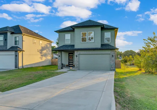 Photo 3 of Single family home for sale at 212 S Lobit St, La Porte, TX 77571 | MLS# 34127476 | Listing updated on 2026-03-17