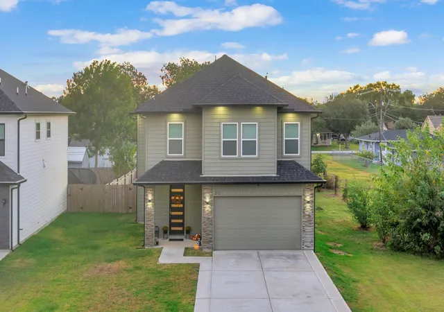 Photo 3 of Single family home for sale at 212 S Lobit St, La Porte, TX 77571 | MLS# 34127476 | Listing updated on 2026-03-17