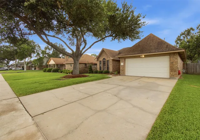 Photo 2 of Sale Pending at 712 Manor Dr, Angleton, TX 77515 | MLS# 62768124 | Listing updated on 2026-09-19