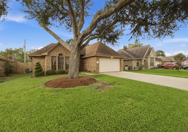 Photo 3 of Sale Pending at 712 Manor Dr, Angleton, TX 77515 | MLS# 62768124 | Listing updated on 2026-09-19