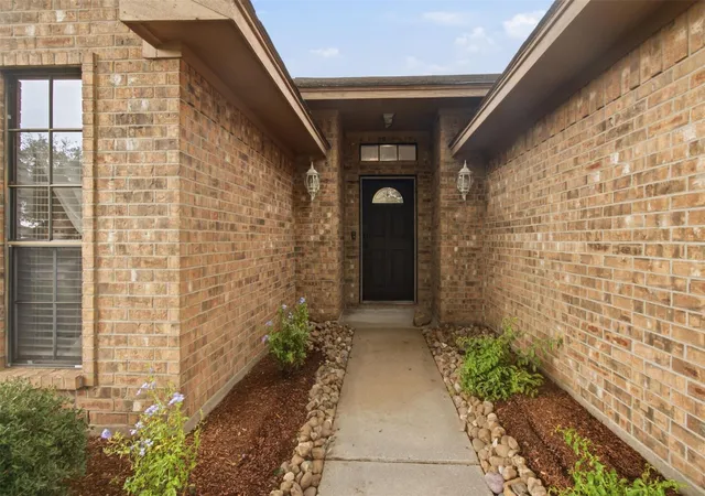Photo 3 of Sale Pending at 712 Manor Dr, Angleton, TX 77515 | MLS# 62768124 | Listing updated on 2026-09-19
