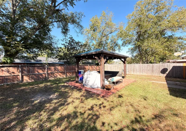 4th image of 6406 Tall Willow Dr, Houston, TX 77088 | MLS# 48654360
