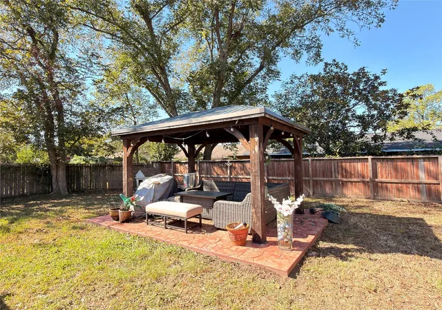 5th image of 6406 Tall Willow Dr, Houston, TX 77088 | MLS# 48654360
