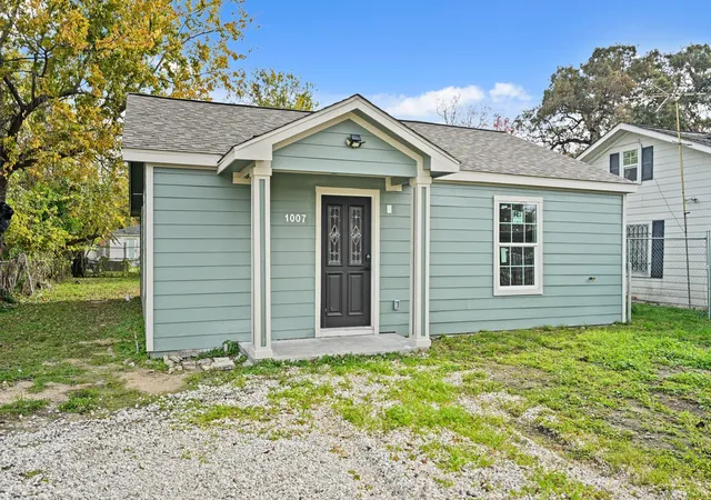 Photo 2 of Single family home for sale at 1007 Gazin St, Houston, TX 77020 | MLS# 14019160 | Listing updated on 2026-06-20