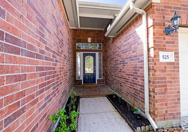 Photo 3 of Single family home for sale at 525 Lockland Ln, League City, TX 77573 | MLS# 77870132 | Listing updated on 2026-10-13