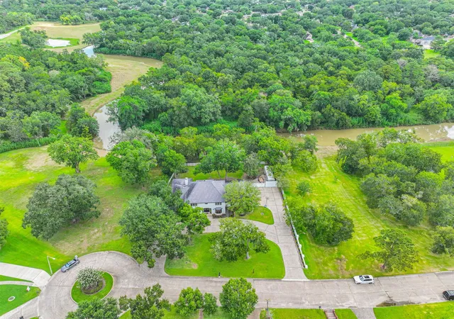 3rd image of 11 Haverford Ln, Friendswood, TX 77546 | MLS# 58047024