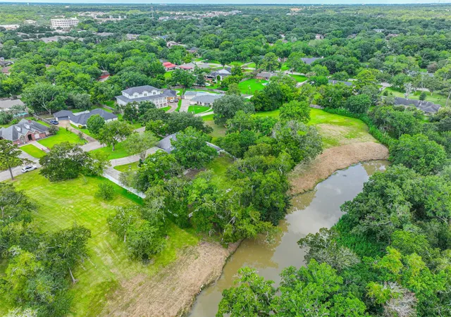 4th image of 11 Haverford Ln, Friendswood, TX 77546 | MLS# 58047024