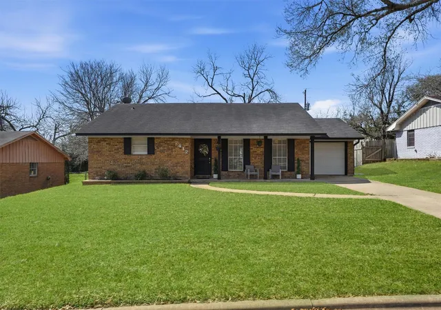 Photo 1 of Single family home for sale at 2412 Airline Dr, Brenham, TX 77833 | MLS# 70476061 | Listing updated on 2026-08-29