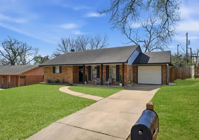 Photo 2 of Single family home for sale at 2412 Airline Dr, Brenham, TX 77833 | MLS# 70476061 | Listing updated on 2026-08-29