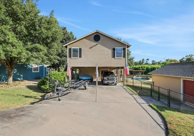 Photo 3 of Single family home for sale at 140 Elm Dr, Onalaska, TX 77360 | MLS# 18218749 | Listing updated on 2026-08-30