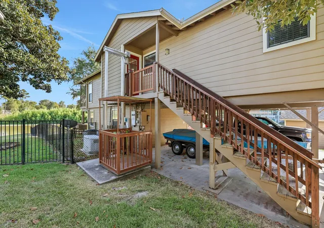 Photo 3 of Single family home for sale at 140 Elm Dr, Onalaska, TX 77360 | MLS# 18218749 | Listing updated on 2026-08-30