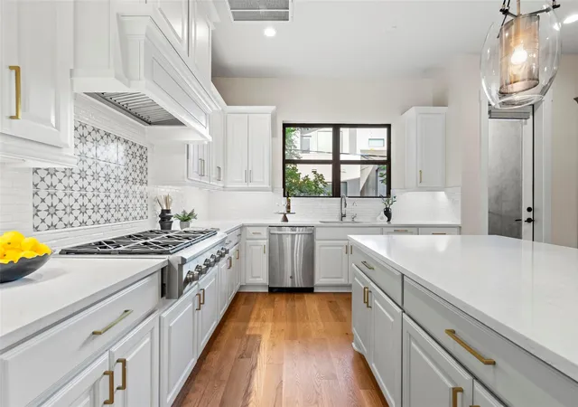 Photo 2 of Townhouse for sale at 2621 Greenbriar Dr, Houston, TX 77098 | MLS# 19173242 | Listing updated on 2026-09-01