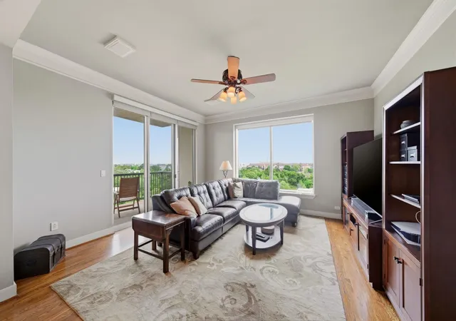 Listing Photo 4 - Condo for sale in building located at 3333 Allen Pkwy, Houston, TX 77019 - Unit #709