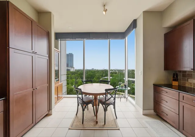 Listing Photo 5 - Condo for sale in building located at 3333 Allen Pkwy, Houston, TX 77019 - Unit #709