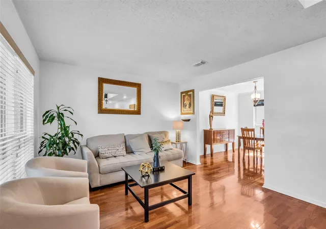 Photo 3 of Single family home for sale at 15 E Stony Bridge Cir, The Woodlands, TX 77381 | MLS# 10386266 | Listing updated on 2026-10-08