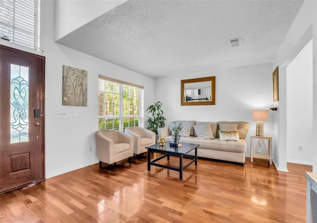 Photo 3 of Single family home for sale at 15 E Stony Bridge Cir, The Woodlands, TX 77381 | MLS# 10386266 | Listing updated on 2026-10-08