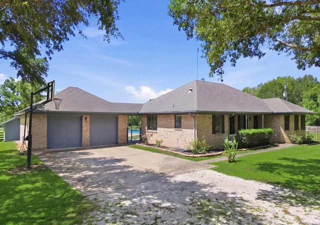 Homes for sale in Wallis, TX | 1711 Eagle Nest Acres Dr, Wallis, TX 77485 | MLS# 69478767