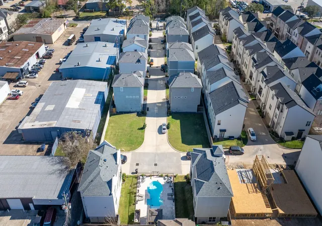 3rd image of 10918 Upland Retreat Dr, Houston, TX 77043 | MLS# 40811465