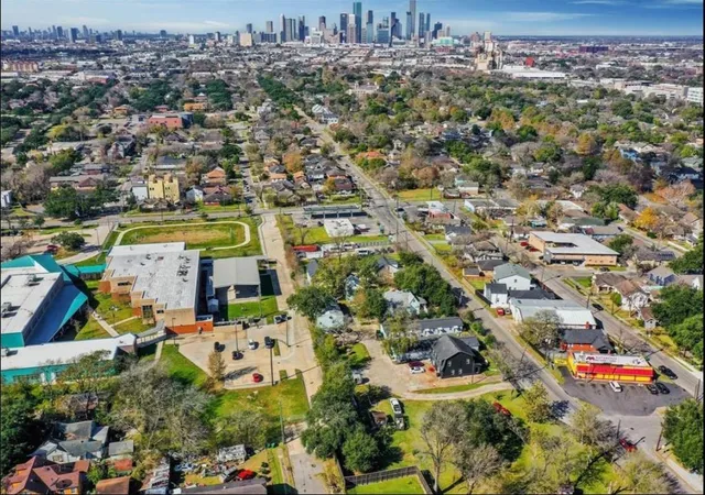 4th image of 4976 Polk St, Houston, TX 77023 | MLS# 79448112