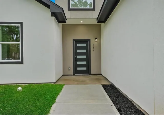3rd image of 8233 Sterlingshire St, Houston, TX 77078 | MLS# 81470881