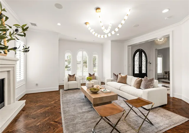 5th image of 5142 Huckleberry Cir, Houston, TX 77056 | MLS# 56971956