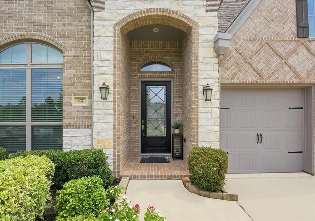 Photo 3 of Single family home for sale at 407 Callery Pear Ct, Conroe, TX 77304 | MLS# 69830579 | Listing updated on 2026-09-19