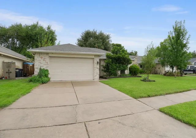 Photo 1 of Single family home for sale at 10315 Hollow Cyn Ct, Sugar Land, TX 77498 | MLS# 14985880 | Listing updated on 2026-08-19