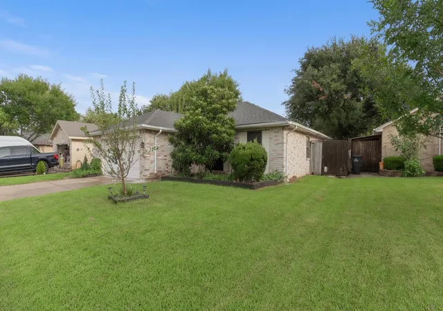 Photo 2 of Single family home for sale at 10315 Hollow Cyn Ct, Sugar Land, TX 77498 | MLS# 14985880 | Listing updated on 2026-08-19