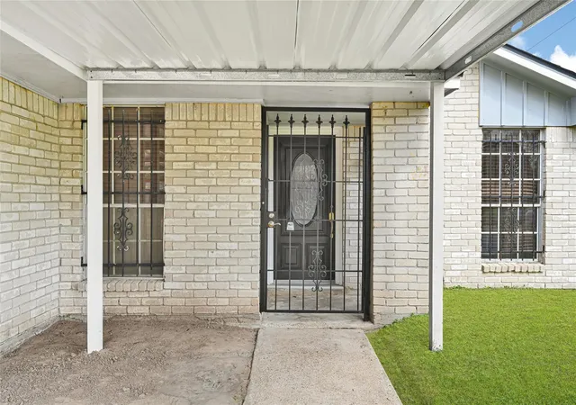 Photo 3 of Single family home for sale at 6319 Bluestone Dr, Houston, TX 77016 | MLS# 6574139 | Listing updated on 2026-08-07