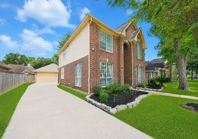 Photo 3 of Single family home for sale at 1123 Glendale Dr, Sugar Land, TX 77479 | MLS# 93458927 | Listing updated on 2026-09-19