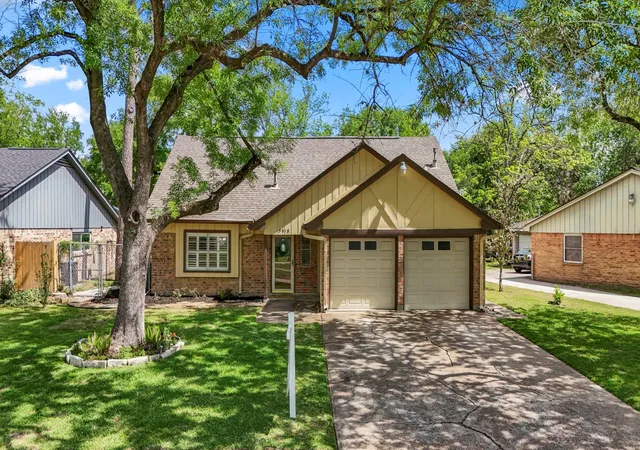 Photo 2 of Single family home for sale at 5918 Par Four Dr, Houston, TX 77088 | MLS# 45491022 | Listing updated on 2026-09-16