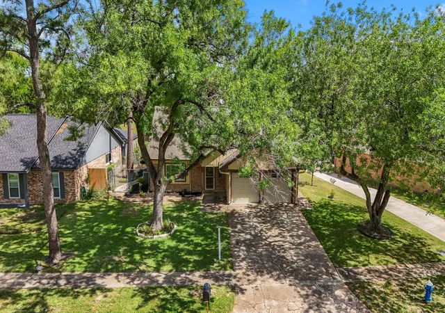 Photo 3 of Single family home for sale at 5918 Par Four Dr, Houston, TX 77088 | MLS# 45491022 | Listing updated on 2026-09-16