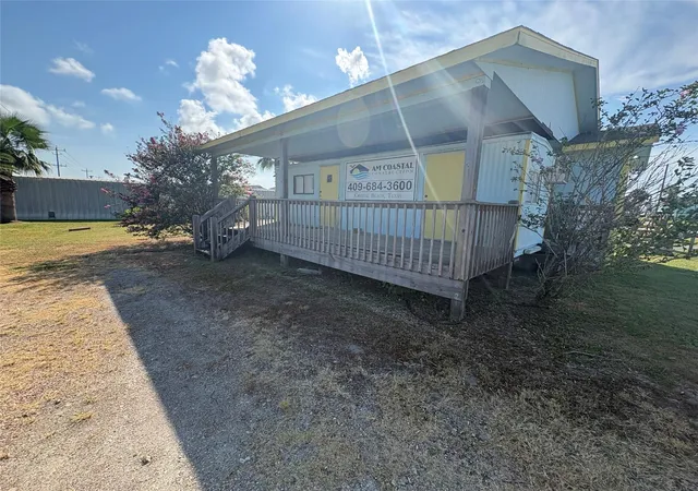 Photo 3 of Single family home for sale at 998 Ramada Blvd, Crystal Beach, TX 77650 | MLS# 5209165 | Listing updated on 2026-08-29