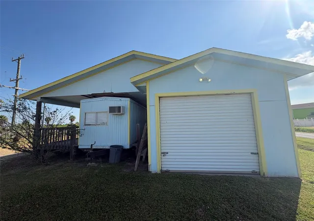Photo 3 of Single family home for sale at 998 Ramada Blvd, Crystal Beach, TX 77650 | MLS# 5209165 | Listing updated on 2026-08-29