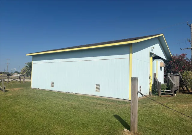 Photo 4 of Single family home for sale at 998 Ramada Blvd, Crystal Beach, TX 77650 | MLS# 5209165 | Listing updated on 2026-08-29