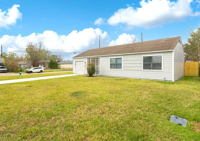 Photo 3 of Single family home for sale at 4901 Richfield Ln, Houston, TX 77048 | MLS# 18097086 | Listing updated on 2026-08-26