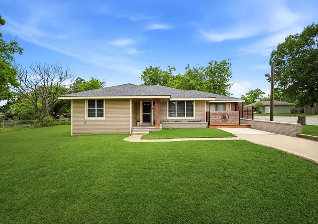 Homes for sale in Brenham, TX | 107 Sayles St, Brenham, TX 77833 | MLS# 52851024
