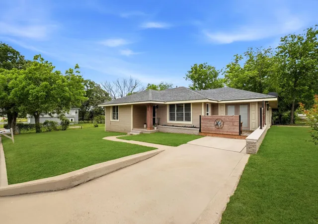 Homes for sale in Brenham, TX | 107 Sayles St, Brenham, TX 77833 | MLS# 52851024