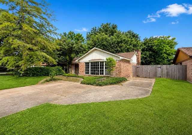 Photo 2 of Sale Pending at 1023 Beaver Bnd Rd, Houston, TX 77088 | MLS# 39891454 | Listing updated on 2026-09-08