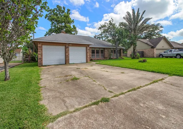 2nd image of 206 Stanford St, Lake Jackson, TX 77566 | MLS# 29502110