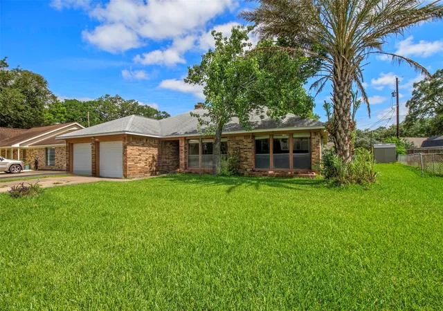 3rd image of 206 Stanford St, Lake Jackson, TX 77566 | MLS# 29502110