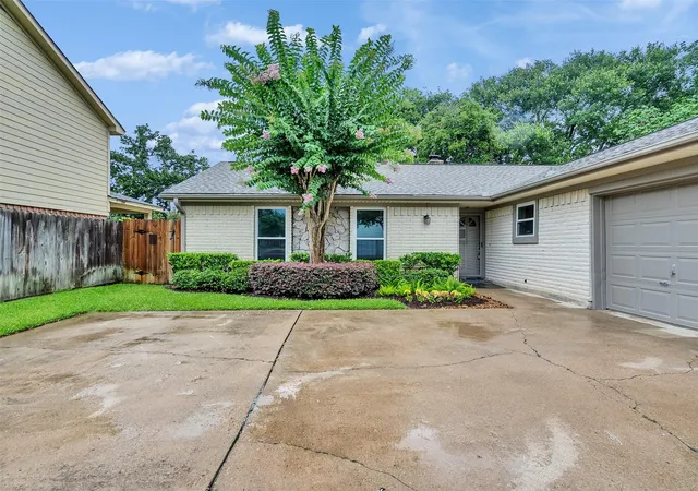 Photo 3 of Single family home for sale at 1418 Barrowgate Dr, Sugar Land, TX 77498 | MLS# 47784254 | Listing updated on 2026-08-09