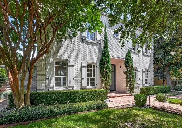Photo 2 of Sale Pending at 2114 Wroxton Rd, Houston, TX 77005 | MLS# 49631675 | Listing updated on 2026-09-17